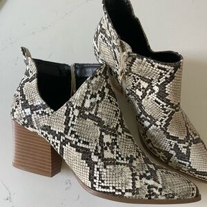QUPID vanessa snake skin booties